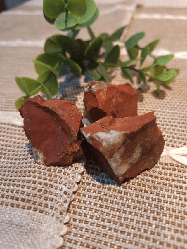 RED JASPER (RAW) (approx 20-30g)